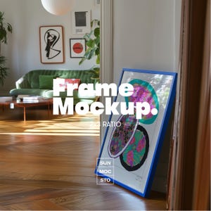 Peut inclure: Une œuvre d'art encadrée avec un cadre bleu est appuyée contre un mur. L'œuvre présente des motifs abstraits colorés dans des tons de rose, de vert et de noir. Le texte "Frame Mockup" est affiché en évidence sur l'image.