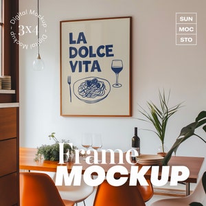 Großer Holzrahmen Mockup in einem modernen Esszimmer Mid-Century Weiße Wände Orange & Creme Akzente Pflanzgefäße Wein Abendessen 3x4 PSD Vorlage