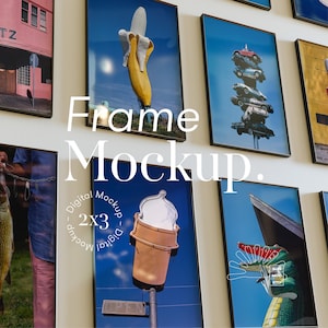 Peut inclure: Une maquette numérique d'un cadre 2x3 avec différentes images à l'intérieur. Les images comprennent une banane, une pile de voitures, un cornet de glace et un alligator vert. Le texte "Digital Mockup - 2x3 - Digital Mockup" est écrit en cercle autour des cadres.