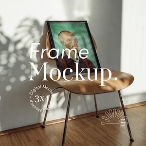 Peut inclure: Une image encadrée en noir d'un homme avec une barbe et une moustache, posée sur une chaise en bois avec des pieds en chrome. La chaise est devant un mur blanc avec des ombres d'une fenêtre.