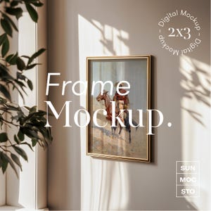 Op de afbeelding: Een gouden fotolijst-mockup met een schilderij van een persoon die een paard rijdt. De tekst "Frame Mockup." staat in de afbeelding. De tekst "Digital Mockup - 2x3 - Digital Mockup" staat in een cirkel in de rechterbovenhoek van de afbeelding.