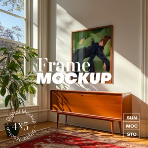 Può includere: Un mockup digitale di una cornice 4x5 con un dipinto di una donna sdraiata su un divano. La cornice è appesa a una parete bianca in una stanza con un mobile in legno e un tappeto.