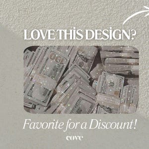 Puede incluir: La imagen muestra montones de billetes de 100 d&oacute;lares estadounidenses, con un efecto brillante. El texto blanco dice "LOVE THIS DESIGN?" y "Favorite for a Discount!". El fondo es una superficie texturizada de color gris claro.