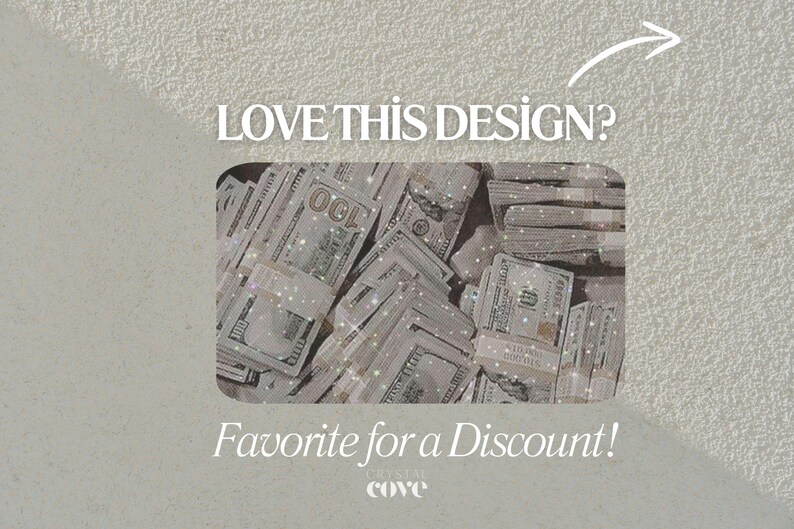 Puede incluir: La imagen muestra montones de billetes de 100 d&oacute;lares estadounidenses, con un efecto brillante. El texto blanco dice "LOVE THIS DESIGN?" y "Favorite for a Discount!". El fondo es una superficie texturizada de color gris claro.