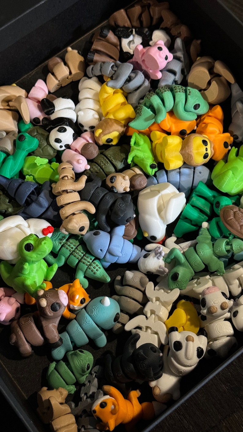 This bundle will include 14 to 100 random 3D printed miniature animals. Please contact our shop to request specific animals.