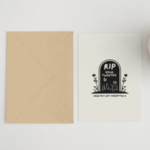 Puede incluir: Una tarjeta de felicitaci&oacute;n con un dise&ntilde;o de l&aacute;pida que dice "RIP Your Twenties" en tinta negra. La tarjeta est&aacute; sobre una superficie blanca junto a un sobre beige y una peque&ntilde;a planta en maceta.