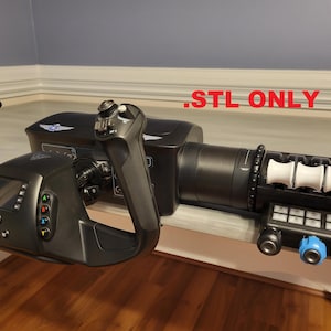 Puede incluir: Un joystick de simulador de vuelo negro y gris con una pantalla, botones y un control de acelerador. El texto "STL ONLY" es visible en la imagen.