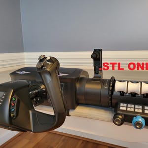 Könnte beinhalten: Ein schwarzes Flugsimulator-Bedienfeld mit zwei Joysticks, einem Gashebel und einer Reihe von Knöpfen. Das Panel ist mit "STL ONLY" beschriftet.