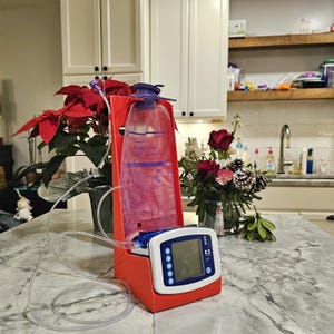 G-Tube Station™ | シリンジクリップ付き哺乳ポンプホルダースタンド | 500ml & 1000mlバッグ | Kangaroo Joeyに対応