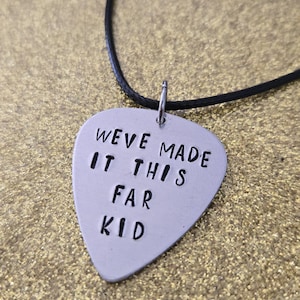 Collana con plettro per chitarra timbrato a mano "We've Made it This Far Kid" dei Twenty One Pilots