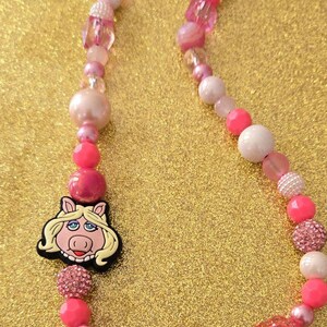 Collar elástico de cuentas de Miss Piggy de los Muppets