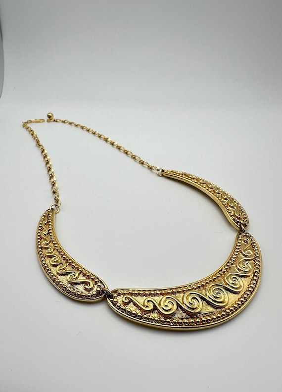 Gold tone vintage Avon costume jewelry necklace 19