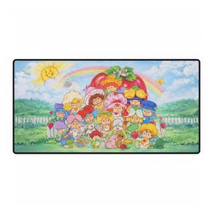 Può includere: Un'illustrazione colorata con un gruppo di personaggi dei cartoni animati con vari acconciature e abiti, in piedi di fronte a una grande fragola rossa. Un arcobaleno, un sole sorridente e farfalle sono sullo sfondo. Una staccionata bianca con dettagli a cuore borda la scena.