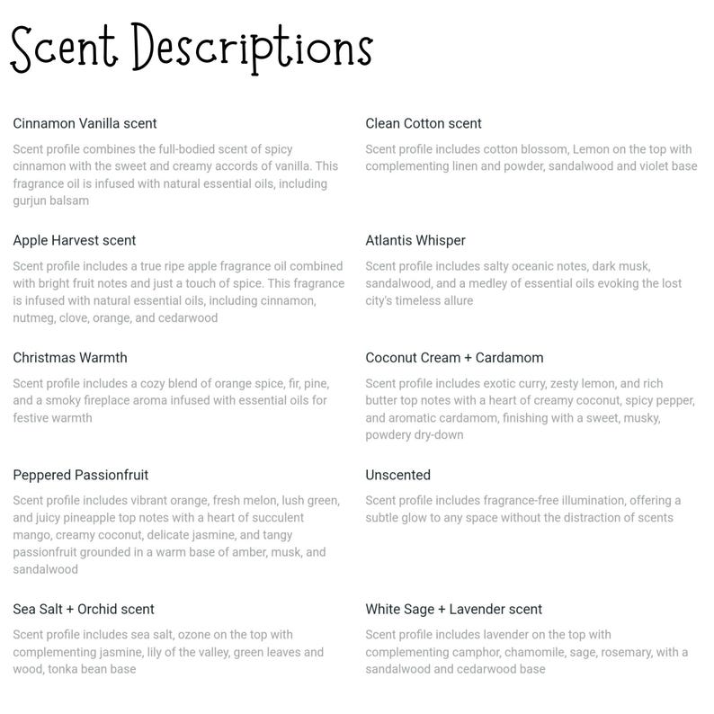 Puede incluir: Una lista de descripciones de aromas para velas, con nombres como "Canela Vainilla", "Cosecha de Manzana", "Calor Navide&ntilde;o", "Maracuy&aacute; Pimienta", "Sal Marina + Orqu&iacute;dea", "Algod&oacute;n Limpio", "Susurro de Atlantis", "Crema de Coco + Cardamomo", "Sin Aroma", y "Salvia Blanca + Lavanda".