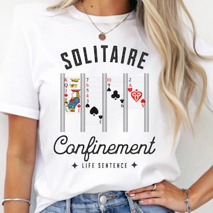 Camiseta divertida de naipes Solitaire Confinement / Accesorio para amantes del solitario Spider del juego de cartas Patience Player, regalo nerd gamer para él y para ella