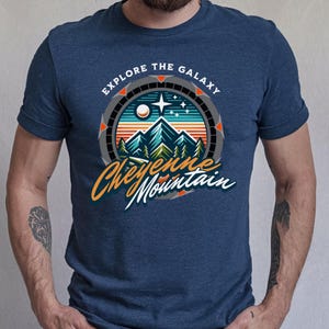 Koszulka Stargate Explore the Galaxy Cheyenne Mountain, prezent dla fanów Sci-Fi Stargate SG-1, gadżet dla niego i jej odzieży na konwent Comic-Con