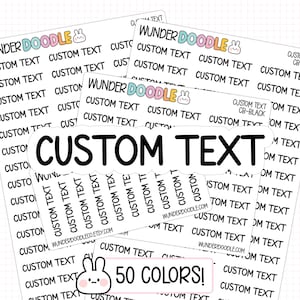 Puede incluir: Varias hojas de pegatinas con el texto "CUSTOM TEXT" en varios tamaños y diseños. La marca "WUNDER DOODLE" es visible, junto con el texto "50 COLORS!" y un conejito de dibujos animados.