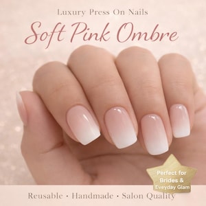 Pode incluir: Unhas postiças com efeito degradê rosa suave. As unhas apresentam um design degradê, passando de um rosa suave para uma ponta branca. A imagem inclui o texto "Luxury Press On Nails" e "Soft Pink Ombre". As unhas são reutilizáveis, feitas à mão e de qualidade de salão.
