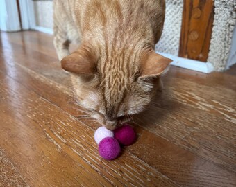 Handmade Wool Cat Balls: Eco-Friendly Catnip Toys - Pink (4-Pack)