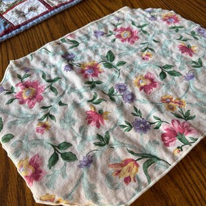 Tapis de nourriture pour chat vintage recyclé : set de table respectueux de l'environnement pour animaux de compagnie image 1