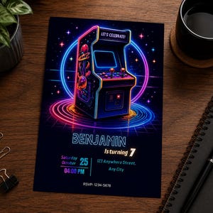Puede incluir: Una tarjeta de invitación rectangular con un gráfico de máquina arcade estilo neón con el texto LET'S CELEBRATE, BENJAMIN IS TURNING 7, Saturday October 25, 04:00 PM, 123 Anywhere Street, Any City, y RSVP: 1234-5678 sobre un fondo oscuro.