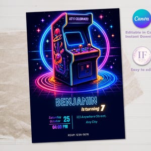 Puede incluir: Una tarjeta de invitación digital con una máquina de arcade estilo neón y el texto LET'S CELEBRATE, BENJAMIN IS TURNING 7, Saturday October 25, 04:00 PM, 123 Anywhere Street, Any City, y RSVP: 1234-5678 sobre un fondo azul oscuro espacial.