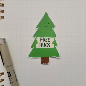 Boomknuffel | Gratis knuffelboom | Natuurkern | Campcore | Natuurliefhebbers | Bosdecoratie | Redwood-stickers | Laptopsticker | Notebookstickers