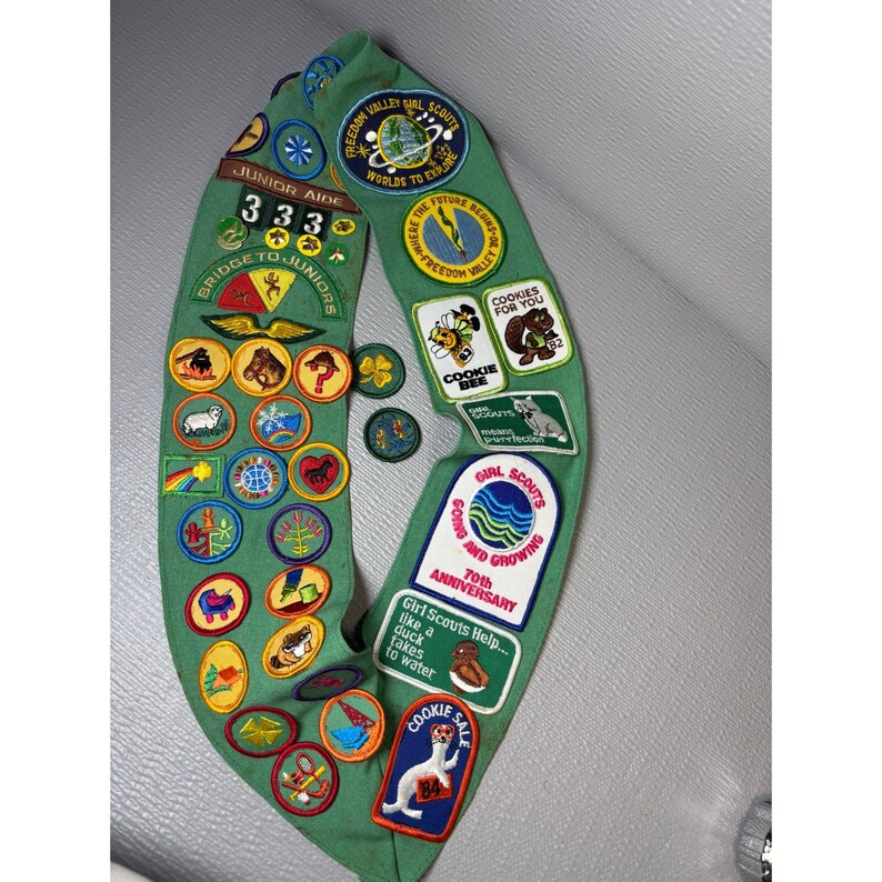 Vintage Girl Scouts Junior Sash Green with 1980s Patches Pins Troop 333 GSA zdjęcie 3