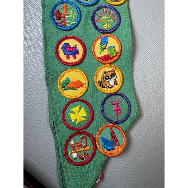 Vintage Girl Scouts Junior Sash Green with 1980s Patches Pins Troop 333 GSA zdjęcie 9