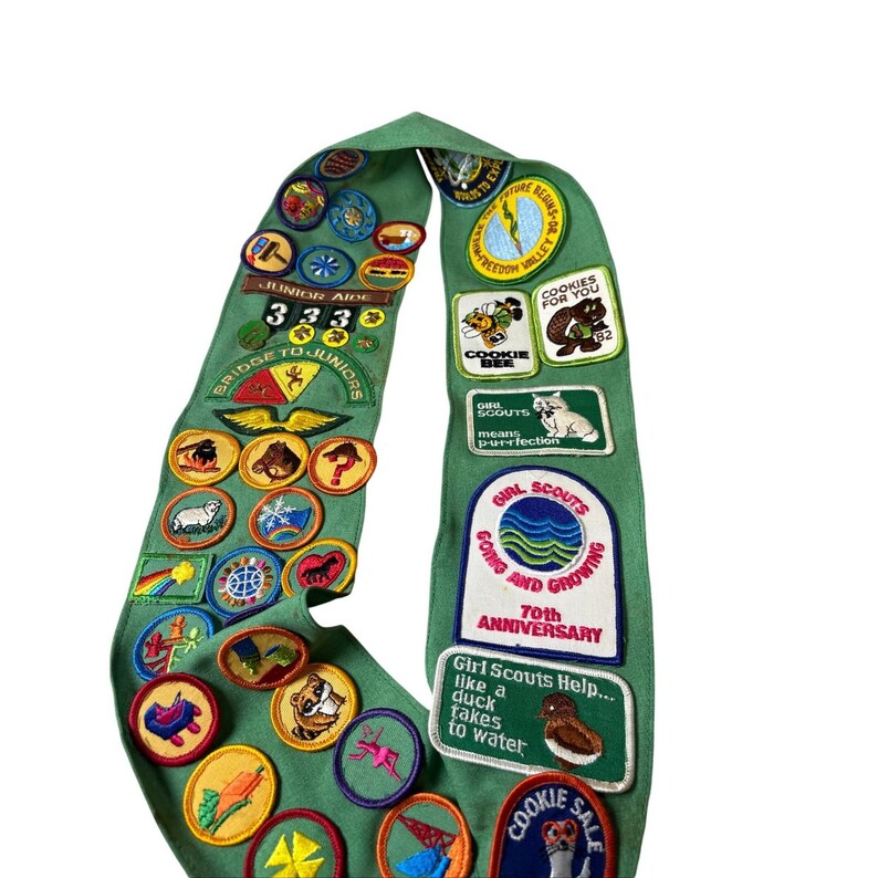 Vintage Girl Scouts Junior Sash Green with 1980s Patches Pins Troop 333 GSA zdjęcie 2