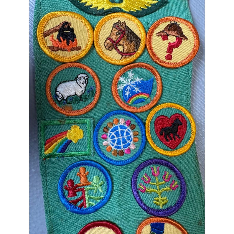 Vintage Girl Scouts Junior Sash Green with 1980s Patches Pins Troop 333 GSA zdjęcie 8