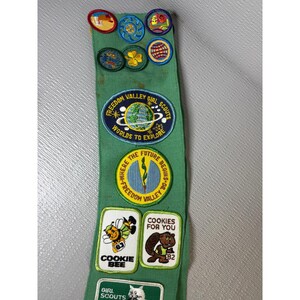 Vintage Girl Scouts Junior Sash Green with 1980s Patches Pins Troop 333 GSA zdjęcie 4