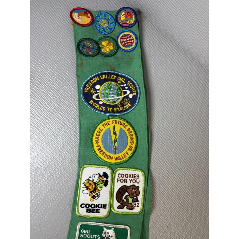 Vintage Girl Scouts Junior Sash Green with 1980s Patches Pins Troop 333 GSA zdjęcie 4