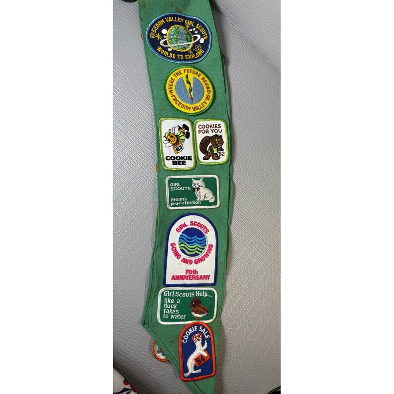 Vintage Girl Scouts Junior Sash Green with 1980s Patches Pins Troop 333 GSA zdjęcie 5