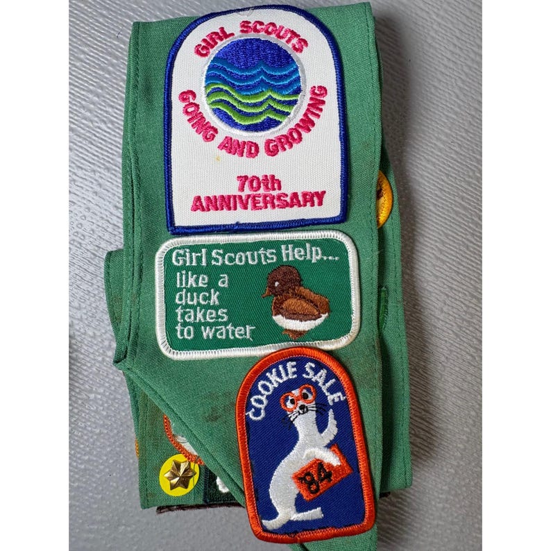 Vintage Girl Scouts Junior Sash Green with 1980s Patches Pins Troop 333 GSA zdjęcie 10