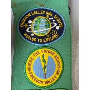 Vintage Girl Scouts Junior Sash Green with 1980s Patches Pins Troop 333 GSA zdjęcie 12