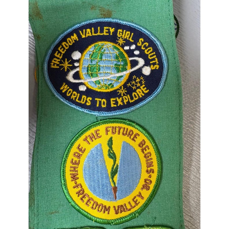 Vintage Girl Scouts Junior Sash Green with 1980s Patches Pins Troop 333 GSA zdjęcie 12