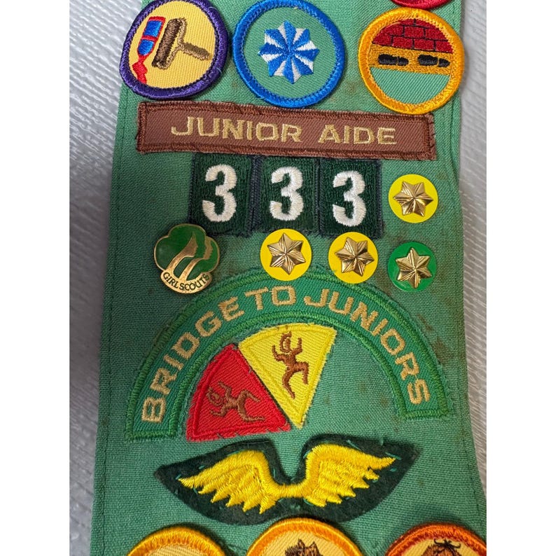 Vintage Girl Scouts Junior Sash Green with 1980s Patches Pins Troop 333 GSA zdjęcie 7