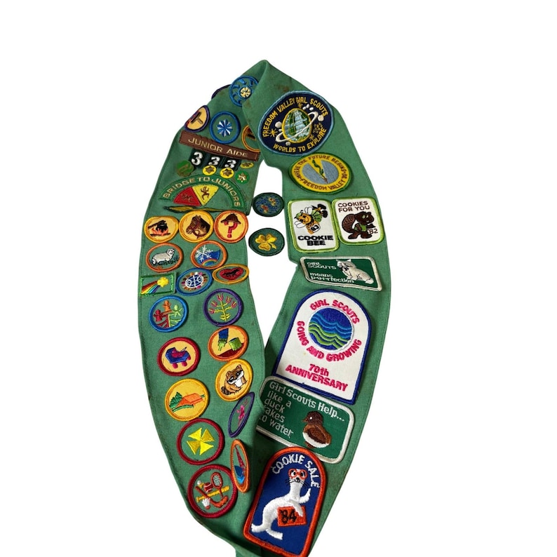 Vintage Girl Scouts Junior Sash Green with 1980s Patches Pins Troop 333 GSA zdjęcie 1