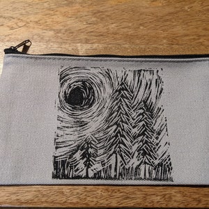 Timbro del bosco di notte intagliato a mano su astuccio/piccola custodia con cerniera