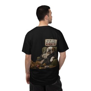 Könnte beinhalten: Ein schwarzes T-Shirt mit einer Grafik eines Bulldogs im Bademantel, der in einem grünen Sessel sitzt und eine Tasse mit der Aufschrift ZERO F'S LEFT hält. Über dem Hund steht auf einem Schild NOT MY CIRCUS, NOT MY MONKEYS, STILL MY PROBLEM.