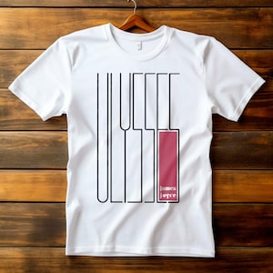 Puede incluir: Camiseta blanca con un gráfico negro de la palabra "Ulysses" con un rectángulo rojo que dice "James Joyce" debajo.