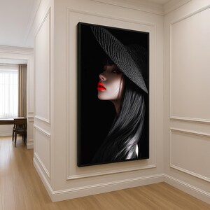 Lienzo con retrato de mujer elegante, arte con sombrero de ala ancha negro, primer plano de un rostro pintado con lápiz labial rojo, decoración de pared moderna, impresión en lienzo glamurosa