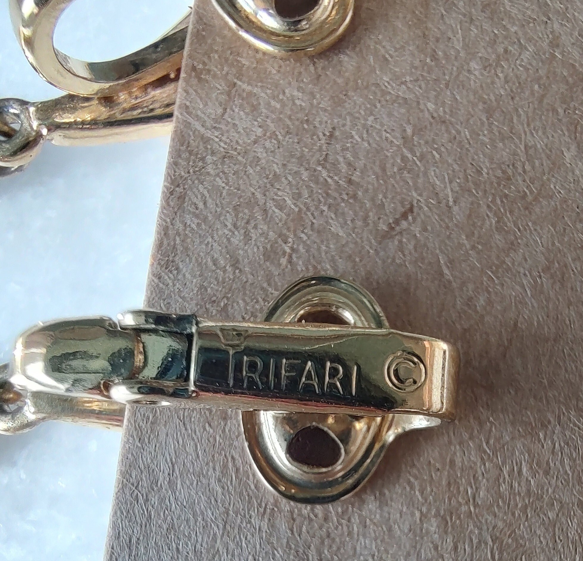 Vintage Trifari Fan Twist Gold Tone Clip on Earrings 3 display picture 1