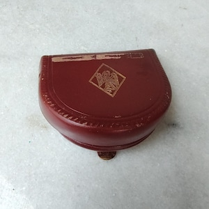 Monedero antiguo con forma de herradura, de aproximadamente 3,5" de ancho y 3" de alto, con imagen de pájaro grifo y dragón. Consulte las imágenes para ver el estado. EO111