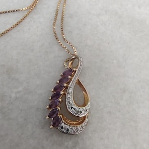 Ametist Glamour Romantiskt Feminint Hänge i Sterling Silver 925 med Dubbel Ögla och Omfamning. Silverkedja i 925. Guldtonade Strass. Februari EE169