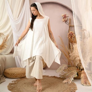 Weiße asymmetrische Leinentunika mit Kapuze, ärmelloses modernes Leinenoberteil mit Taschen, minimalistische Sommerboho-Kleidung in Übergröße