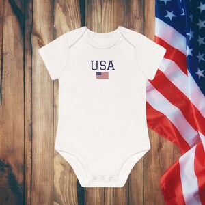 Macacão para bebê com bandeira dos EUA, algodão orgânico, design patriótico americano para conforto e estilo, manga curta, conjunto familiar para quatro de julho