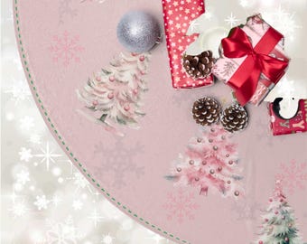 Könnte beinhalten: Rosa Weihnachtsbaumrock mit grünem Steppsaum. Der Rock hat ein weißes Schneeflockenmuster und rosa und weiße Aquarell-Weihnachtsbäume. Außerdem befinden sich rote und weiße Geschenkboxen, Tannenzapfen und ein silberner Christbaumschmuck auf dem Rock.