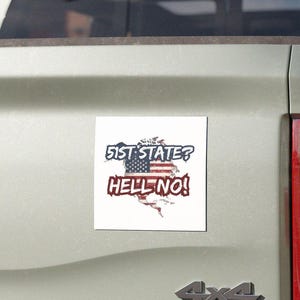 Pode incluir: Um adesivo quadrado branco com texto vermelho, branco e azul e um gráfico de bandeira americana desbotado. O texto diz "51st State? Hell No!"